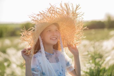 Kız Hasır Şapka Alanlar Portre Gülen Kız Bebek Gülüyor