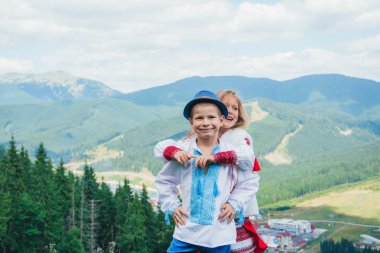 genç bir çift Dağları