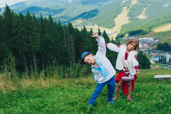 山の中で国民服を着た兄弟姉妹 子供は旅行する 自然の中で微笑む美しい少年と美少女 — ストック写真