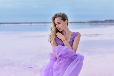 Kumsaldaki genç kadın.