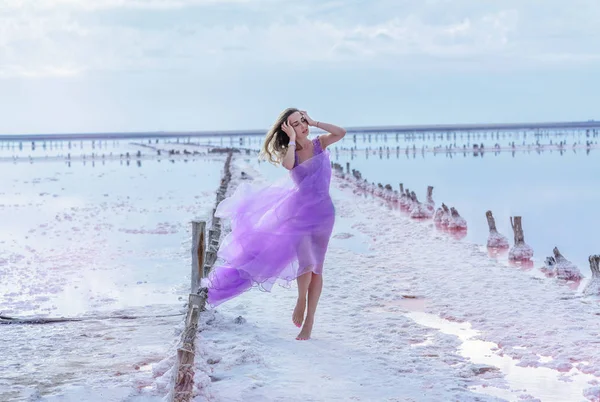 Junge Frau Strand — Stockfoto