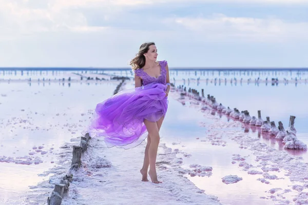 Junge Frau Strand — Stockfoto