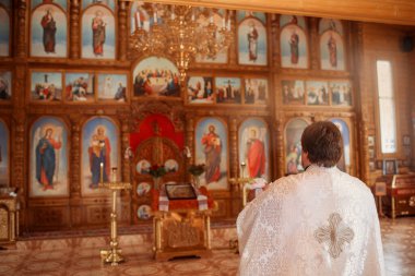 Kiliseler. Bir çocuğun vaftiz töreni. Vaftiz töreni. Tapınaktaki simgeler.