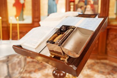 Kiliseler. Bir çocuğun vaftiz töreni. Vaftiz töreni. Tapınaktaki simgeler.