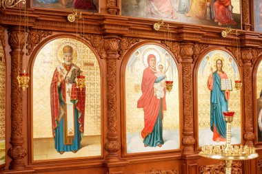 Kiliseler. Bir çocuğun vaftiz töreni. Vaftiz töreni. Tapınaktaki simgeler.