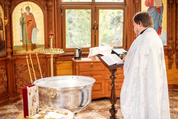 교회들 아이의 침례받을 시간이다 — 스톡 사진