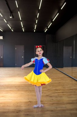 Pamuk prensesin dansını yapan kız. Dans numarası. Akrobatik hareketler. Spor çocukları. Pamuk Prenses 'in içinde güzel bir kız. Dans hayattır.