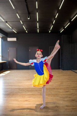 Pamuk prensesin dansını yapan kız. Dans numarası. Akrobatik hareketler. Spor çocukları. Pamuk Prenses 'in içinde güzel bir kız. Dans hayattır.