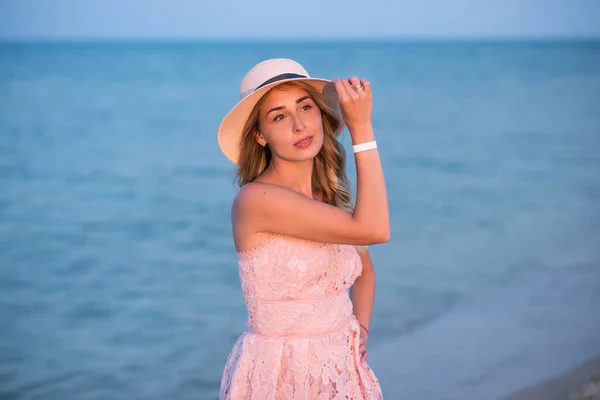 Junges Mädchen Urlaub Meer Sonnenuntergang Auf See Glückliche Junge Frau — Stockfoto