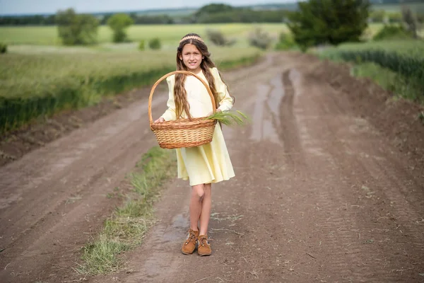 Πράσινο Χωράφι Σιτάρι Όμορφη Κοπέλα Περπατάει Στο Χωράφι Ένα Παιδί — Φωτογραφία Αρχείου