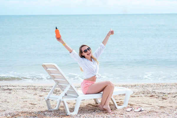 Woman Sitting Beach Laptop Young Woman Relaxing Beach Beautiful Woman — Stock Photo, Image