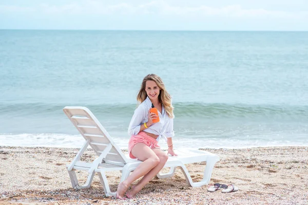 Wanita Yang Duduk Pantai Dengan Laptop Wanita Muda Bersantai Pantai — Stok Foto