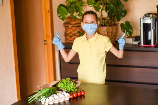 Una Ragazzina Con Portatile Giovane Donna Con Segno Bianco Coronavirus — Foto Stock