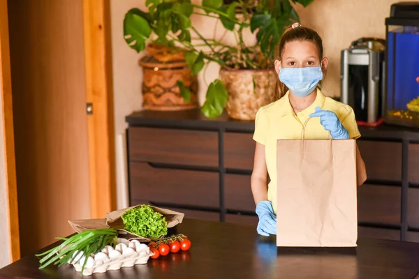Klein Meisje Met Gezichtsmasker Quarantaine Koks Keuken Thuis Tijdens Coronavirus — Stockfoto