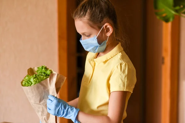 Una Ragazzina Con Portatile Giovane Donna Con Segno Bianco Coronavirus — Foto Stock