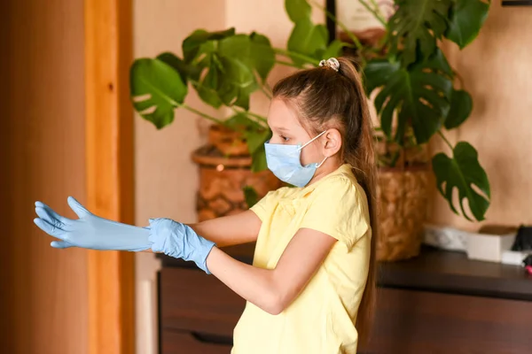 Bambina Con Maschera Facciale Quarantena Cuochi Cucina Casa Durante Crisi — Foto Stock