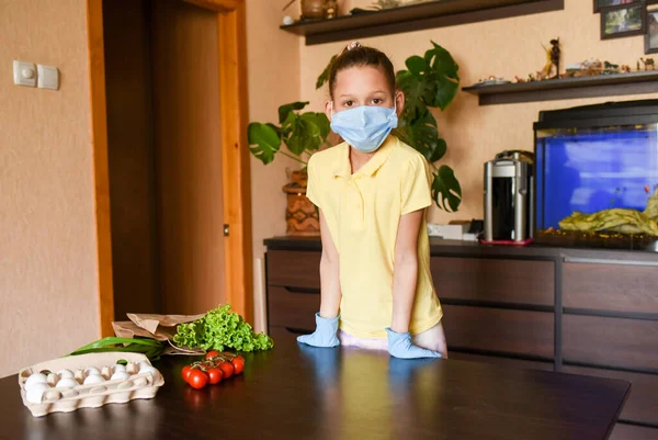 Klein Meisje Met Gezichtsmasker Quarantaine Koks Keuken Thuis Tijdens Coronavirus — Stockfoto