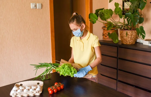 Una Ragazzina Con Portatile Giovane Donna Con Segno Bianco Coronavirus — Foto Stock