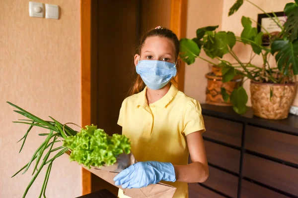 Una Ragazzina Con Portatile Giovane Donna Con Segno Bianco Coronavirus — Foto Stock