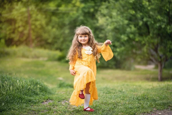 Petite Fille Joue Dans Parc Enfant Marche Repos Été Blonde — Photo