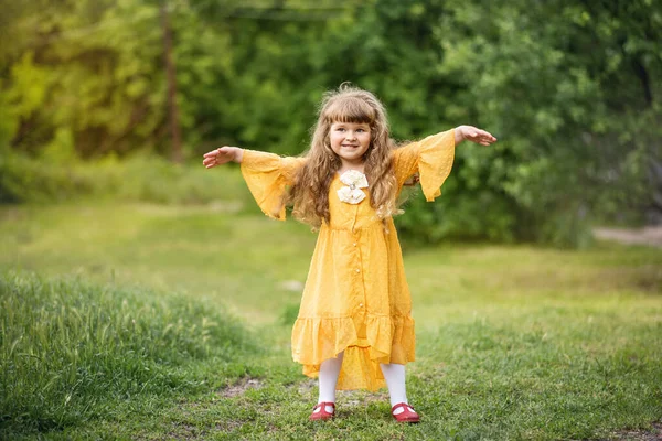 Menina Está Brincar Parque Criança Está Andar Descanso Loira Cabelos — Fotografia de Stock