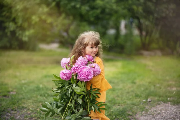 Kleines Mädchen Spielt Park Das Kind Geht Sommerpause Langhaarige Blondinen — Stockfoto