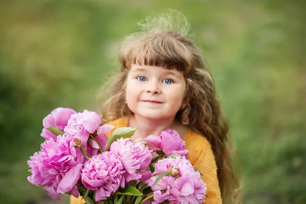 공원에서 아이는 있습니다 여름의 금발의 금발의 아름다운 꽃다발을 — 스톡 사진