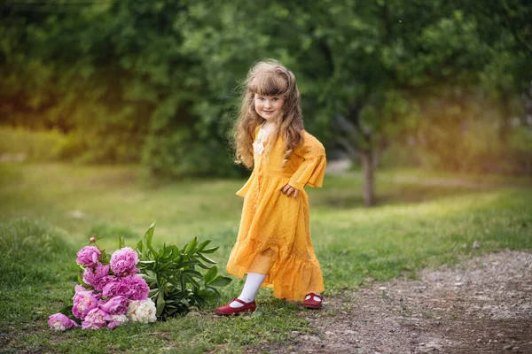 Den Lilla Flickan Leker Parken Barnet Går Sommarvila Långhåriga Blonda — Stockfoto