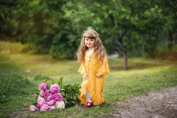 Den Lilla Flickan Leker Parken Barnet Går Sommarvila Långhåriga Blonda — Stockfoto