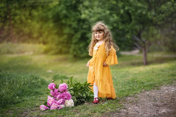 Den Lilla Flickan Leker Parken Barnet Går Sommarvila Långhåriga Blonda — Stockfoto