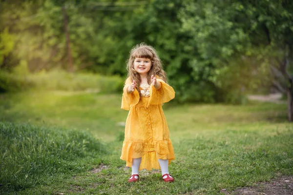 Het Kleine Meisje Speelt Het Park Het Kind Loopt Zomer — Stockfoto