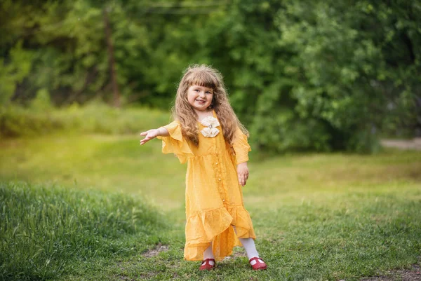 Маленька Дівчинка Грає Парку Дитина Йде Літній Відпочинок Довгошерста Блондинка — стокове фото