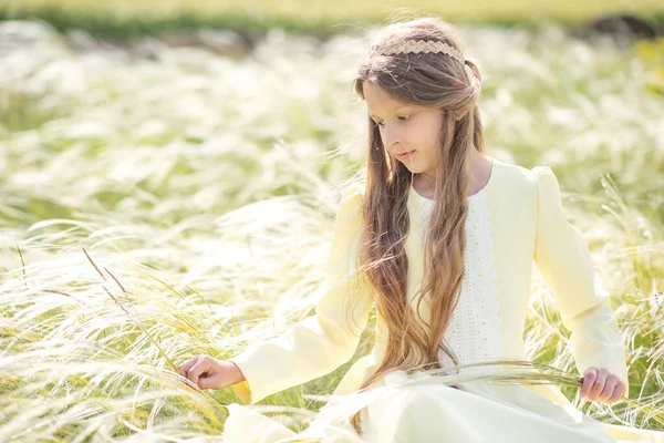 Campo Trigo Verde Hermosa Chica Camina Campo Niño Con Una —  Fotos de Stock