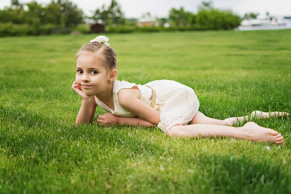 Niña Feliz Playa Una Niña Con Vestido Blanco Niña Tendida — Foto de Stock