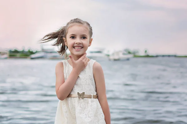 Щаслива Маленька Дівчинка Пляжі Дівчинка Білій Сукні Маленька Дівчинка Лежить — стокове фото