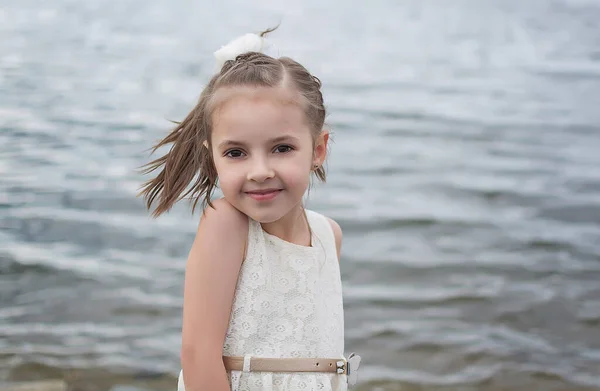 Niña Feliz Playa Una Niña Con Vestido Blanco Niña Tendida — Foto de Stock