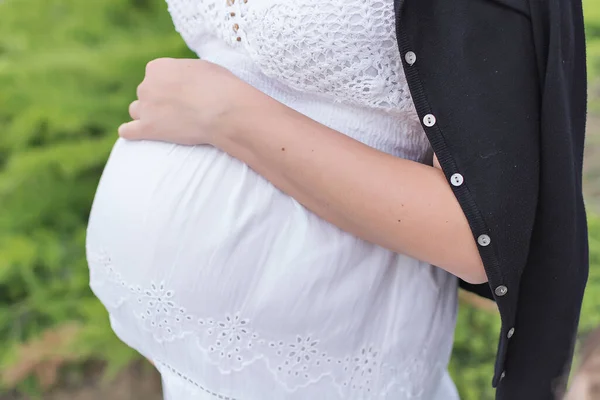 Schwangere Hält Ihren Bauch — Stockfoto