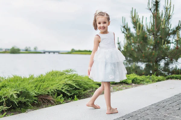 Gelukkig Meisje Het Strand Klein Meisje Een Witte Jurk Klein — Stockfoto