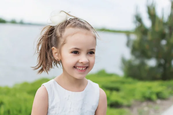 Niña Feliz Playa Una Niña Con Vestido Blanco Niña Tendida — Foto de Stock