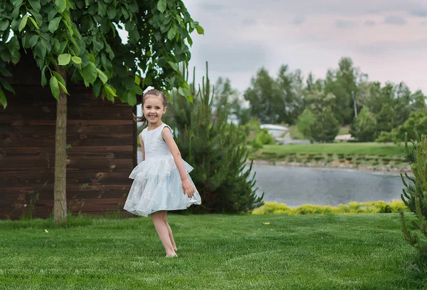 Szczęśliwa Dziewczynka Plaży Dziewczynka Białej Sukience Mała Dziewczynka Leżąca Trawie — Zdjęcie stockowe