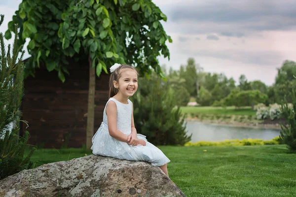 Niña Feliz Playa Una Niña Con Vestido Blanco Niña Tendida — Foto de Stock