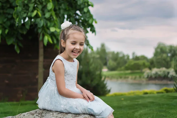 Glückliches Kleines Mädchen Strand Kleines Mädchen Einem Weißen Kleid Kleines — Stockfoto