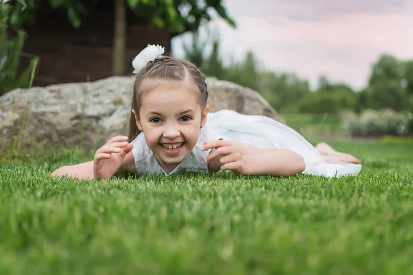 Glückliches Kleines Mädchen Strand Kleines Mädchen Einem Weißen Kleid Kleines — Stockfoto
