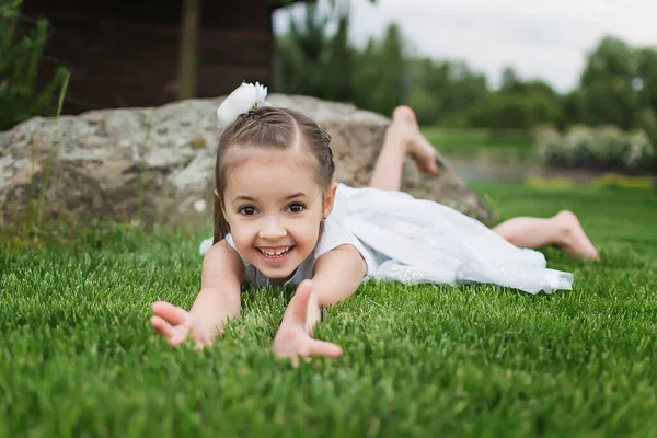 Niña Feliz Playa Una Niña Con Vestido Blanco Niña Tendida — Foto de Stock