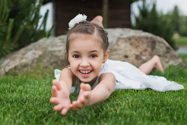 Glad Liten Flicka Stranden Liten Flicka Vit Klänning Liten Flicka — Stockfoto