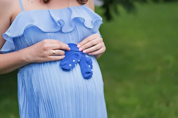 Mulher Grávida Segurando Meias Bebê Azul Perto Sua Barriga — Fotografia de Stock