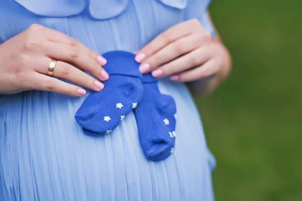 Mulher Grávida Segurando Sua Barriga — Fotografia de Stock