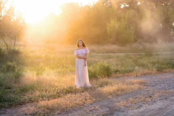 Молода Жінка Гуляє Парку Красива Дівчина Довгій Сукні Заході Сонця — стокове фото