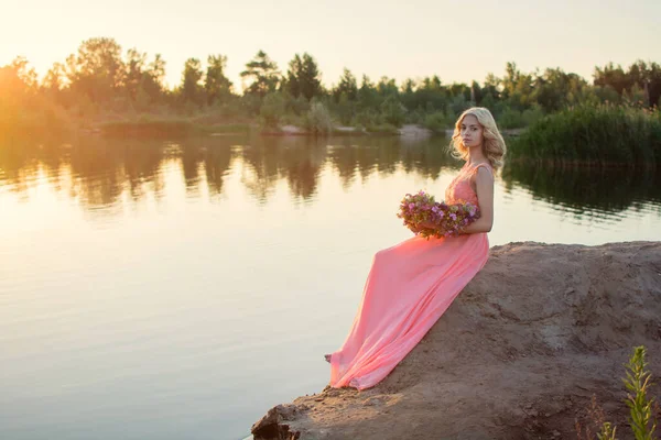 Hermosa Joven Atardecer Chica Una Corona Flores Hermosa Chica — Foto de Stock