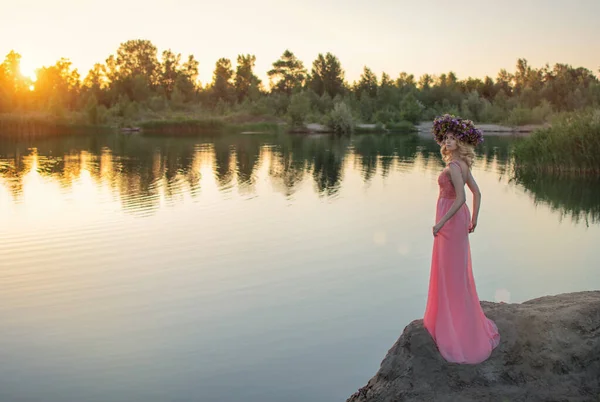 Hermosa Joven Atardecer Chica Una Corona Flores Hermosa Chica — Foto de Stock